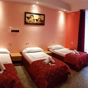 Hostel Legend R.g. İtalya